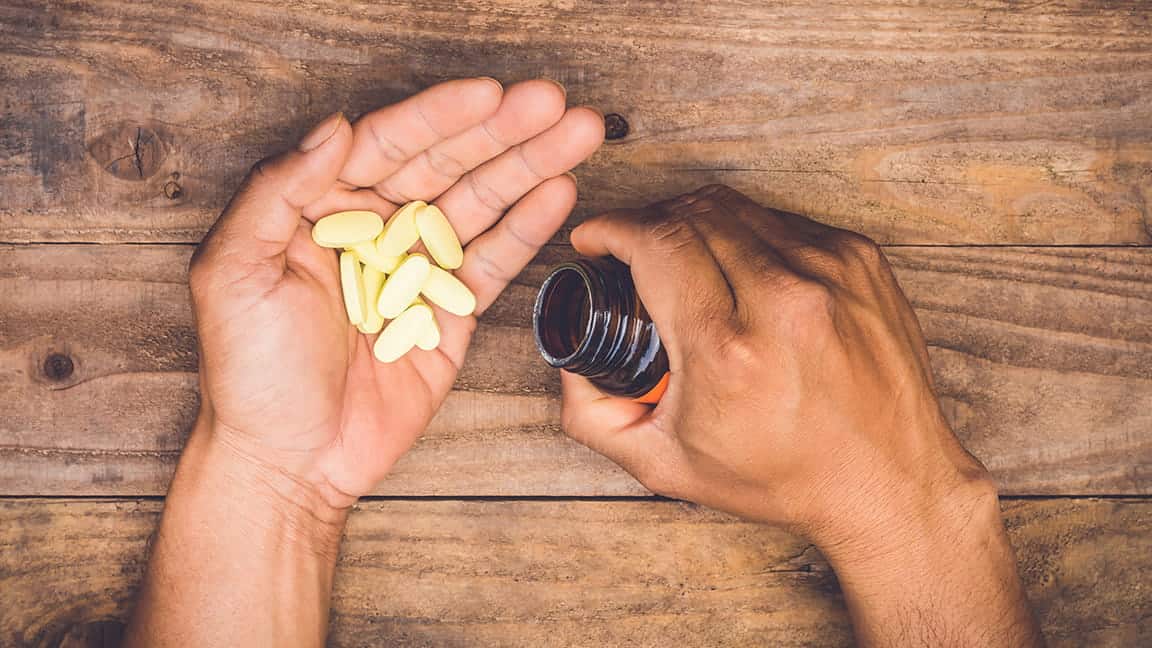 hand pouring vitamins onto hand spor takvi̇yeleri̇