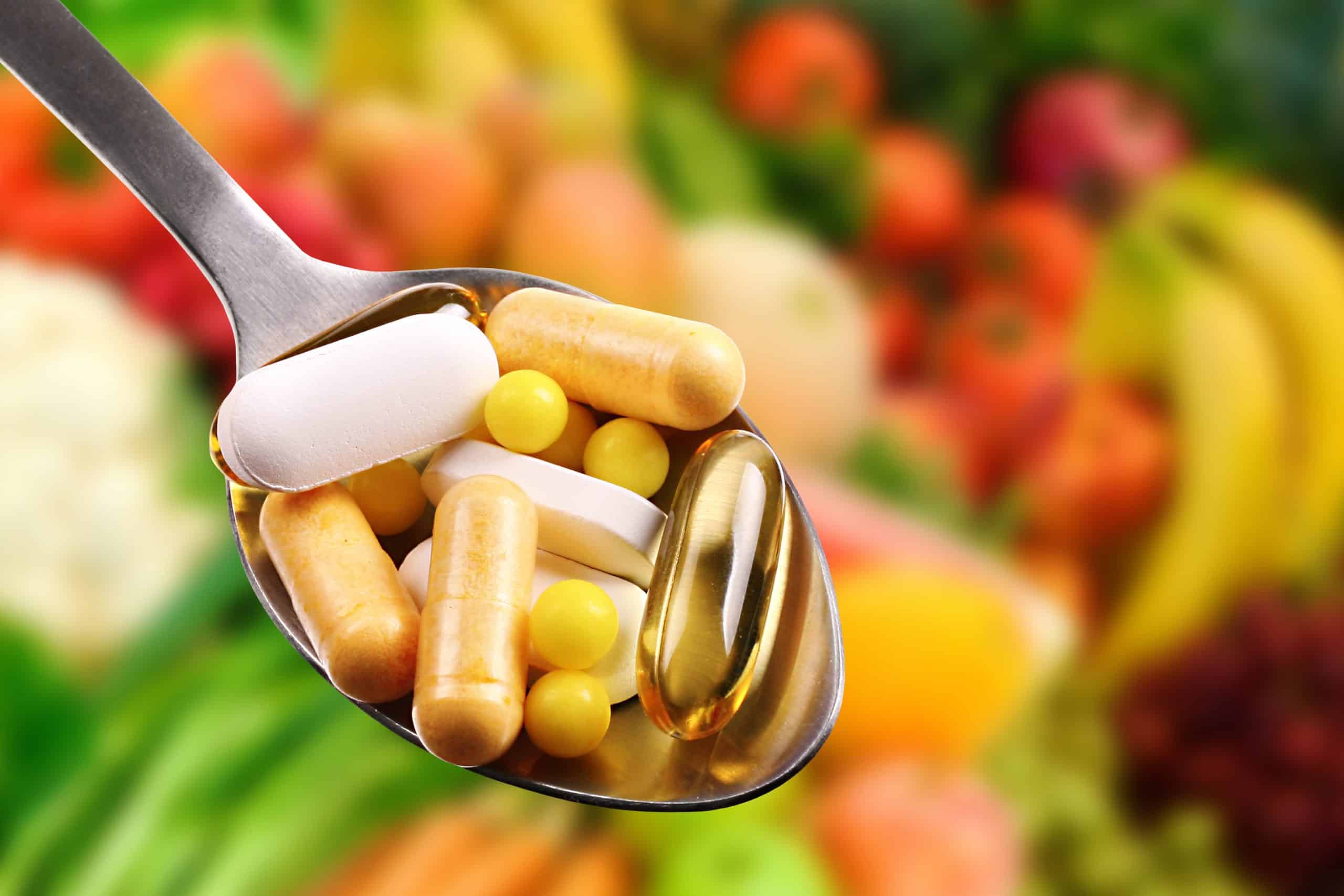 spoon with dietary supplements on fruits background spor takvi̇yeleri̇